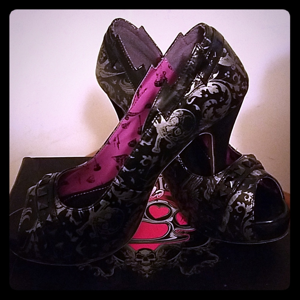 Skull and Lightning Bolt Black Iron Fist Shoes